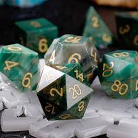 Dés en pierre précieuse verte faits à la main avec des chiffres dorés Parfait pour les jeux de rôle D&D et les jeux de société Accessoire de jeu de luxe unique