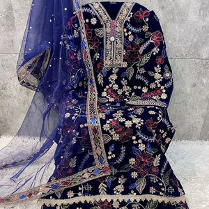 Ensemble Salwar Kameez en velours festif pour l'hiver pour Diwali avec un bas en Santoon et un dupatta en filet lourd pour un style traditionnel classique - Product Image 1