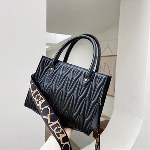 Bolso de mano de moda al por mayor con estampado de cocodrilo, bolso de hombro informal de verano, bolso tote de cuero para damas - Product Image 3