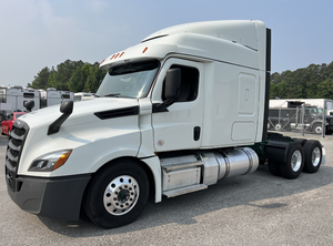 Camión Semirremolque Freightliner Cascadia 125 Sleeper 2018 en Excelentes Condiciones - Dormitorio Integral de 71 Pulgadas, 475 HP, Transmisión Manual de 10 Velocidades, Envío a Todo el Mundo - Product Image 3