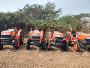 Tractor Agrícola de 4 Ruedas Motrices con Motor Doosan de 24 CV, Caja de Cambios y 1 Año de Garantía, 5600 kg - Product Image 2