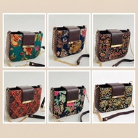 Tas Selempang Wanita Modern Mewah Tahan Lama Bahan Poliester Cetak Etnik dengan Tali Rantai Desain Bunga Tas Tangan Kecil Tahan Air.