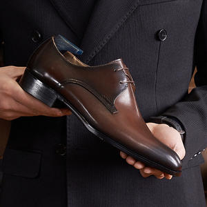 Chaussures en daim rétro avec détails perforés et design léger, chaussures décontractées pour hommes, chaussures tendance - Product Image 1