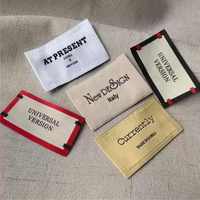 Échantillon gratuit, nouvelle conception, étiquettes de vêtements blanches tissées personnalisées, étiquettes en coton à repasser, marques privées, imprimées, utilisation en machine, sacs