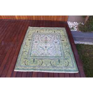 พรมตุรกีวินเทจ ขนาด 3.8x4.7 ฟุต พรมขนสัตว์ลายดอกไม้สีเขียว - Product Image 1
