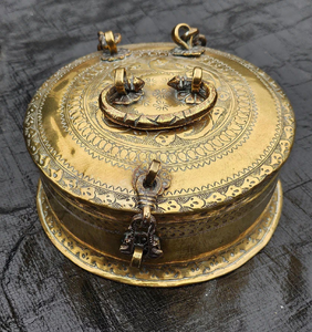 Paan Daan de latón figurativo de arte popular raro, caja de Betel de remate de pavo real única, disponible a precios al por mayor. - Product Image 3