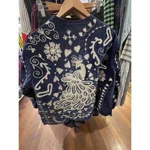 Chaqueta Reversible Metálica de Terciopelo Índigo Oscuro, Estilo Universitario Otoñal, Acolchada de Satén, con Flecos y Plumas, Patchwork Personalizado de Piel de Oveja - Product Image 1