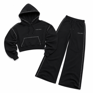 Ensemble de survêtement ONEAPEX SPORTS WEAR pour femme, sweat à capuche court noir avec strass et pantalon de survêtement large en molleton de coton premium pour l'hiver - Product Image 4