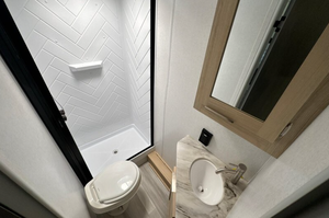 Autocaravana de Viaje Industrial 2023, Garantía de 3 Años, Área de Dormir Confortable, Cocina, Baño, Autonomía NEDC de 601-700 km - Product Image 2