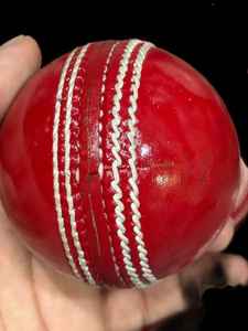Pelota de críquet cosida a mano de alta calidad profesional, cuero duro duradero de alta densidad para partidos y prácticas - Product Image 5