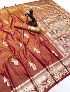 Sari de Seda Banarasi Pura para Mujer con Diseño de Pavo Real en Zari Tejido a Mano, Borde de Zari con Pallu Rico, Hecho en India - Product Image 2