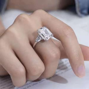 แหวนมอสซาไนต์สามเม็ดทรงคลาสสิกยอดนิยมสำหรับผู้หญิง เหมาะสำหรับงานแต่งงาน ของขวัญ หรือโอกาสพิเศษ มีจำหน่ายในราคาส่งออก - Product Image 1