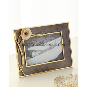 Cadre photo unique en métal aluminium avec motif décoratif parfait pour afficher des photos de mariage ou des souvenirs chéris avec style - Product Image 3