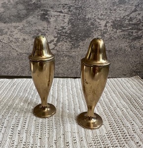 Ensemble de poivre en laiton ton or classique avec bords arrondis et finition vintage pour les occasions spéciales de dîner - Product Image 1