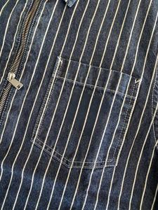 T-shirt boxy court de haute qualité 100% coton rayé bleu et blanc avec col zippé et logo personnalisé sur les poches - Product Image 2