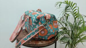 Sac de voyage en coton matelassé imprimé à la main avec une longue ceinture détachable, sac de sport durable pour le yoga, sac à bandoulière - Vert de mer, week-end de luxe - Product Image 3