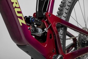 Nuestra Bicicleta de Montaña San Cruzs Hightower C S 29 en Morado Translúcido Brillante, Talla XL |   Sun & Ski Sports, 100% Original de Fábrica - Product Image 4