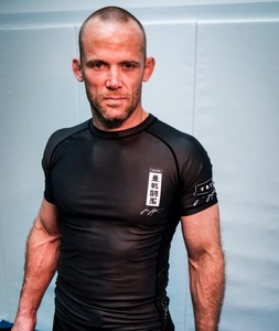 ชุดป้องกันผดผื่นพิมพ์ดิจิตอลสำหรับผู้ใหญ่แบบแห้งเร็วชุดป้องกันผดผื่น UPF50แขนยาว Jitsu สำหรับผู้ชาย - Product Image 1