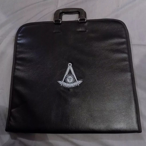 Encuentra icono similar Alta calidad OEM Personalizable Cuero Masónico Delantal Regalia Caso Hecho a mano Costura Calidad superior Ronpex - Product Image 1