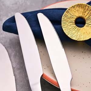 Ensemble de 4 couteaux à steak ShinyChic, élégants et durables, pour une coupe et un service parfaits - Product Image 3