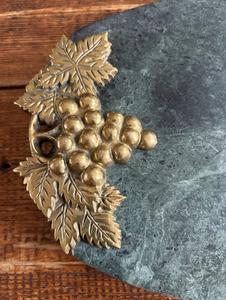 Elegante bandeja ovalada Diseño de uva dorada Elegante decoración para bodas y hogares Hecho de mármol de granito y cobre con asa - Product Image 4