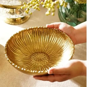 ชามตกแต่งสีทองหรูหราพร้อมชิ้นงานศิลปะทำมือดีไซน์ดอกทานตะวันเหมาะสำหรับการตกแต่งบ้านหรือของขวัญแต่งงานจากอินเดีย - Product Image 1