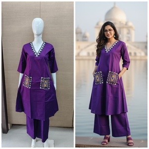 Ensemble décontracté en cordon de style indien pakistanais pour femmes avec poches pour le bureau, les vacances - Ensemble en cordon imprimé ethnique Kurti modeste en gros - Product Image 2