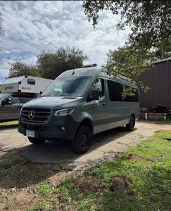 Autocaravana de Lujo Basada en Mercedes-Benz Sprinter, Remolque Móvil para Campamento al Aire Libre - Product Image 2
