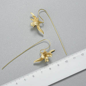 Elegantes Pendientes Colgantes con Flor de Iris, Clásicos Chapados en Oro, con un Lindo Diseño de Estrella, Ideales para Fiestas, Bodas y Regalos - Product Image 2