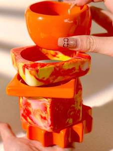 Bracelets en résine imperméables faits à la main pour femmes, couleurs personnalisées, texture lisse, look élégant, légers pour un style quotidien - Product Image 2