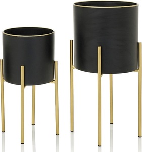 Pot de fleurs moderne en métal noir avec support doré, design minimaliste pour plantes d'intérieur - Product Image 1