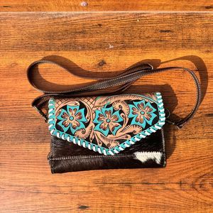 Portefeuille à bandoulière en cuir repoussé à la main de qualité extrême pour femmes Western Turquoise Floral Purse Premium Hair On Cowhide Portefeuilles - Product Image 3