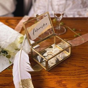กล่องจัดระเบียบแก้วที่ได้รับการออกแบบอย่างพิถีพิถันนี้โดดเด่นด้วยรูปทรงสี่เหลี่ยมผืนผ้าสีทองอันงดงาม - Product Image 2