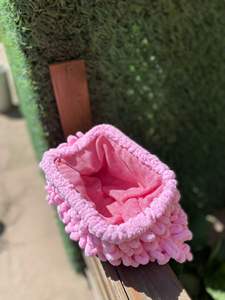 กระเป๋าคลัทช์ถักไหมพรมขนปุยสีชมพูสำหรับผู้หญิง ทำมือ กระเป๋าถือขนปุยแบบเท็ดดี้ - Product Image 2