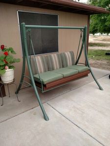 Columpio de hierro elegante con estilo contemporáneo único para patio, porche, jardín, relajación y decoración de balcón al aire libre, ambiente - Product Image 2