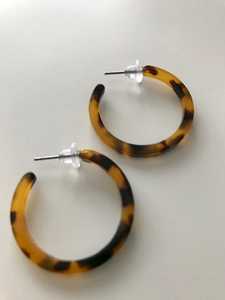 Boucles d'oreilles en résine transparente à la mode Style minimaliste avec des options de couleurs vives - Product Image 3