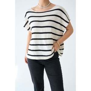Pull rayé noir et blanc avec col intégré. - Product Image 3