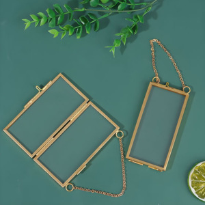 Cadre photo en verre encadré en métal doré et or rose fait à la main pour fleurs et feuilles pressées Présentoir de table suspendu élégant - Product Image 3