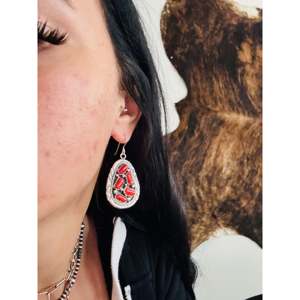 Boucles d'oreilles pendantes Julia Etsitty en or 18 carats, corail et argent sterling avec diamant et perle plaquées or pour mariage ou cadeau - Product Image 2