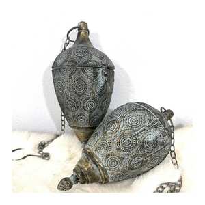 Lanterne suspendue faite à la main porte-lumière de thé éclairage décoratif indien en métal pour les intérieurs - Product Image 6