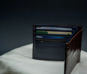 OEM Vente en gros Alligator Motif en cuir véritable Portefeuille à deux volets Porte-cartes multiples Logo personnalisé Court Longueur Imprimé Caractéristique Premium - Product Image 4