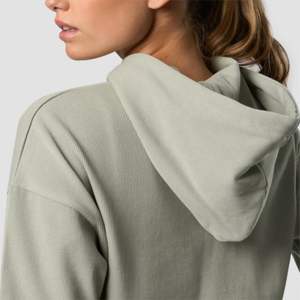 Cozy Women's Fleece Cropped Pullover Hoodie-Cálido y elegante, ideal para descansar y actividades al aire libre - Product Image 3