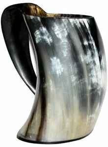 Mug à vin en corne de buffle de haute qualité, style Viking, avec un fini brillant et une poignée sculptée. - Product Image 2