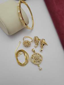 Elegante colgante de perlas con cadena, pulsera y anillos, conjunto combinado para mujeres y niñas, joyería atemporal para ocasiones especiales y regalos - Product Image 4