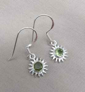 Boucles d'oreilles clous en péridot naturel effet soleil, argent sterling 925 plaqué or, certifiées IGI, pierre de naissance, bijoux élégants pour femme, cadeau - Product Image 2