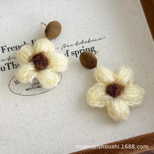 Pendientes Tejidos Vintage en Rojo y Azul, Diseño Floral en Contraste, Accesorios para las Orejas, Joyería de Ganchillo, Clips para las Orejas - Product Image 3
