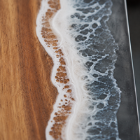 Planche à découper décorative en bois avec résine époxy, motif art marin, pour la présentation artisanale de fromages et charcuteries en cuisine