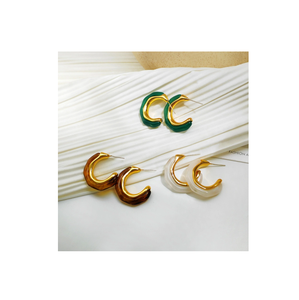 Pendientes de resina y latón Pendientes de tuerca chapados en oro con incrustaciones de ajuste Fábrica al por mayor para fiestas - Product Image 3