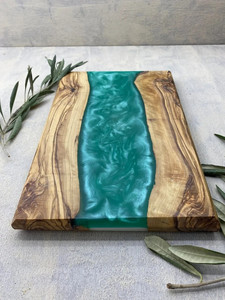 Vente en gros de bloc à découper en bois naturel et résine planche à fromage forme personnalisée en médaillon couleur personnalisée design de luxe moderne maison commerciale - Product Image 4