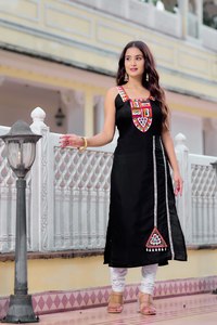 Kurti de Fiesta Moderno sin Mangas, Corte Recto, de Seda Romana, con Bordado Kutchi Vibrante y Trabajo de Espejos, de Secado Rápido, para Todas las Estaciones - Product Image 3